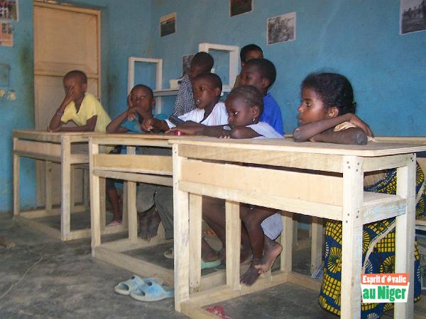 100_5870.JPG - Les pupitres offerts à l'Académie de Rugby par Esprit d'Ovalie au Niger