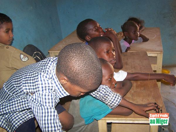 100_5873.JPG - Les pupitres offerts à l'Académie de Rugby par Esprit d'Ovalie au Niger
