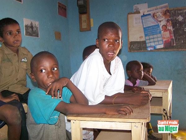 100_5874.JPG - Les pupitres offerts à l'Académie de Rugby par Esprit d'Ovalie au Niger