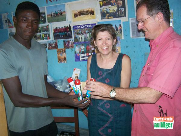 100_4510.jpg - Matériel scolaire, paramédical et sportif