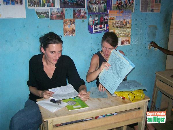 100_5973.JPG - Les maîtresses - Cécile et Delphine - anoncent les résultats ...