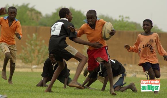 il-est-pas-beau-mon-triangl.jpg - Oh, le beau triangle de soutien, si cher à coach Garba