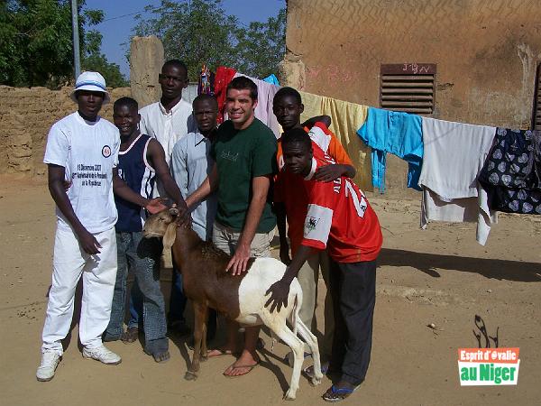 100_3541.jpg - Le "mouton" offert par l'association