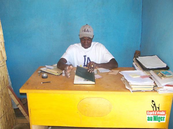 100_1281.jpg - Traoré à son bureau