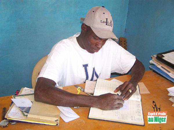 100_1282.jpg - Traoré à son bureau