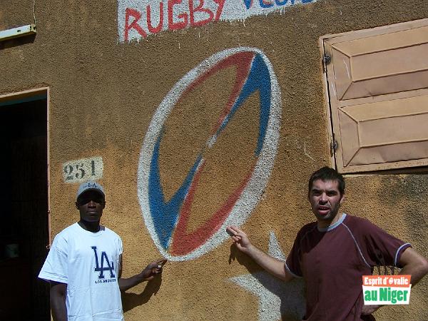 100_1285.jpg - Traoré et Gaëtan devant l'Académie