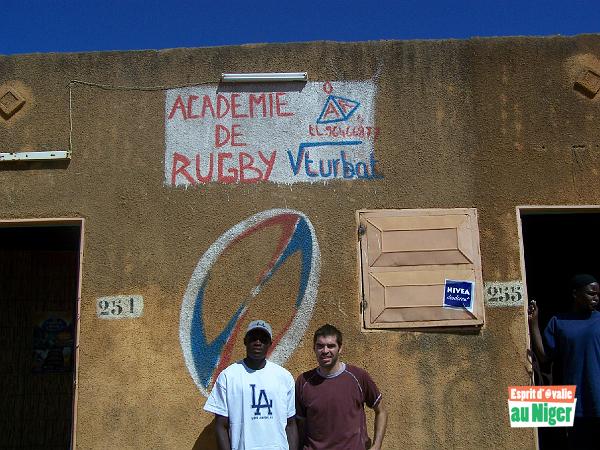 100_1286.jpg - Traoré et Gaëtan devant l'Académie